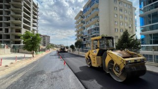 Bayraklı sokaklarına 62 bin metrekare asfalt serimi