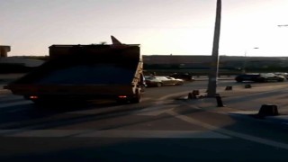 BEDAŞa ait kamyonet trafikte damperi açık şekilde ilerledi