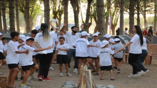 Belediye etkinlik düzenledi, tatil imkanı olmayan gençler doyasıya eğlendi