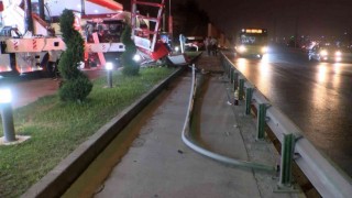 Benzin istasyonuna giren beton mikseri, ters yönden çıkan araçtan kaçarken panoya çarptı