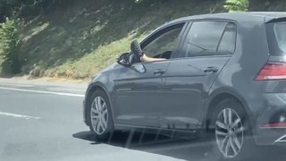 Beykozda ayağını camdan çıkararak araç kullanan şoför pes dedirtti