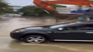 Beykozda göle dönen yolda araçlar mahsur kaldı