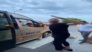 Beylikdüzünde minibüs şoförü, tartıştığı kadın yolcunun telefonunu almaya çalıştı
