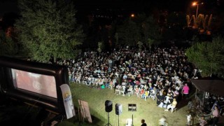 Bin çocuk hep birlikte açık hava sineması keyfini yaşadı