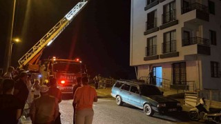 Binanın çatısında çıkan yangın vatandaşları sokağa döktü