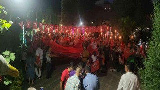 Binlerce kişi ellerindeki Türk bayraklarıyla yürüdü