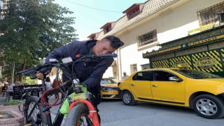Bisikleti ile taksici gibi mesai yapıyor