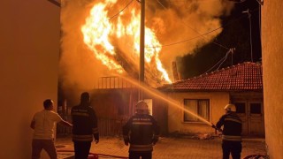 Boluda, 2 katlı ahşap ev alev alev yandı