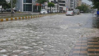 Bozüyükte ani bastıran dolu ve sağanak yağış hayatı olumsuz etkiledi