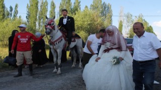 Bu kez ata gelin değil damat bindi