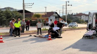 Burdurda motosiklet refüje çarptı: 1i ağır 2 yaralı