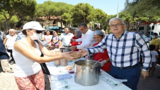 Burhaniye Belediyesinden 4 bin kişiye aşure ikramı