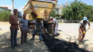 Burhaniyede doğalgaz çalışmalarında bozulan yollara onarım