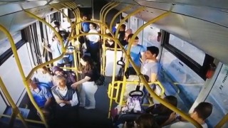 Bursada 23 kişinin yaralandığı kaza otobüs kamerasına yansıdı