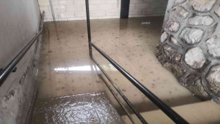 Bursada altgeçitler suyla doldu, vatandaşlar zor anlar yaşadı