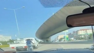 Bursada bisikletli gencin tehlikeli yolculuğu kameralarda