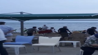 Bursada deniz kenarında sandalyeli kavga kameralarda
