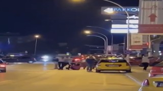 Bursada eğlence çıkışı ortalık savaş alanına döndü: Kavga anı kameraya yansıdı