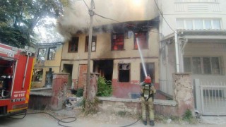 Bursada iki katlı ahşap ev küle döndü