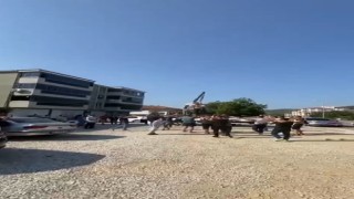 Bursada ilginç gelenek..Damadı vinçte sallandırdılar