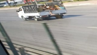 Bursada kamyonet kasasında tehlikeli yolculuk
