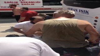 Bursada kaza yapan motosiklet sürücüsünün yardımına çevredekiler koştu