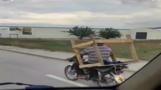 Bursada motosiklette palet taşıyan adam kameralarda