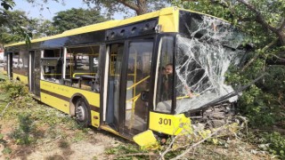 Bursada şehir içi otobüs arıza yapan kamyonete çarptı: 21 yaralı