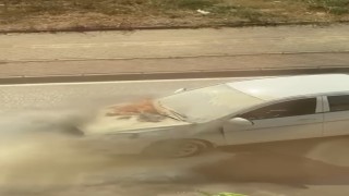Bursada seyir halindeki otomobilde yangın çıktı