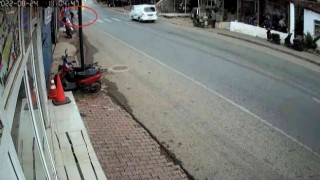 Bursada şimşeğin yaşattığı panik kameraya yansıdı