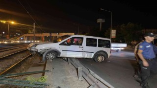 Bursada ticari araç metro rayına uçtu : 1 yaralı