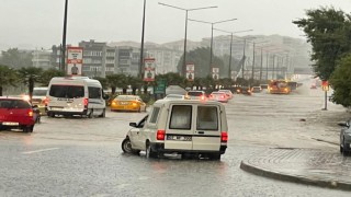 Bursada yağış etkili oldu: Yollar göle döndü