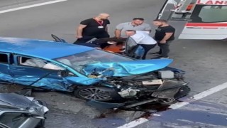 Bursada zincirleme kaza : 1 sürücü araçta sıkıştı
