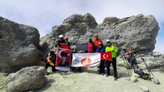 Bursalı dağcılar İranın en yüksek dağında Türk Bayrağı dalgalandırdı