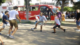 Büyükşehir Belediyesi Gençlik Meclisi üyeleri çocuklarla futbol maçı yaptı