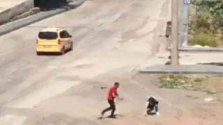 Cadde ortasında kadının boğazını sıkıp saçını çekti, hiçbir şey olmamış gibi yoluna devam etti
