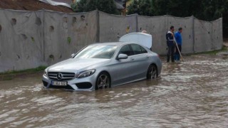 Cadde yağmur suyuyla doldu, milyonluk araç yolda kaldı