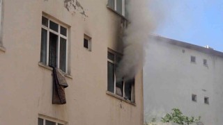 Çakmakla oynarken evi yaktı: 3 kişi dumandan etkilendi