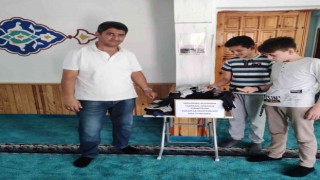 Camide çorabı olmayan cemaate yeni çorap hediye
