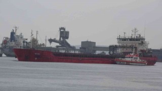 Çanakkale Boğazında karaya oturan gemiyi kurtarma çalışmaları başladı