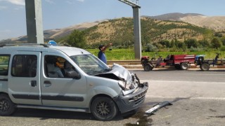 Çapa motoru ile hafif ticari araç çarpıştı: 6 yaralı