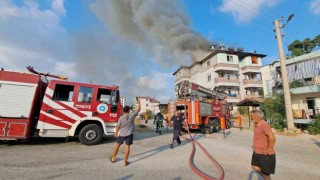 Çatı katı alevlere teslim oldu, 2 kişi dumandan etkilendi