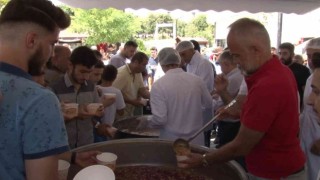 Çekmeköydeki cami ve cemevlerinde vatandaşlara aşure ikramı