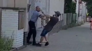 Çekyada karakolun ziline basan kişi polis tarafından darp edildi