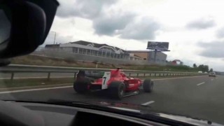 Çekyada polis Formula 2 yarış arabası ile otoyola çıkan sürücünün peşinde