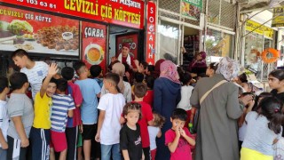 Cevizli çiğköfte yemek için birbirleriyle yarıştılar