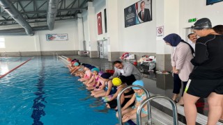 Çiçekdağında yarı olimpik havuzun ilk yüzücüleri çocuklar oldu