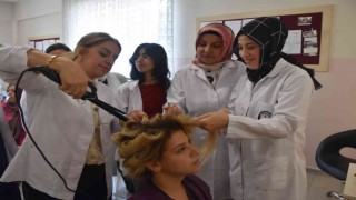 Çiftlerin kuaför ve bakımlarını ücretsiz olarak yapıyorlar