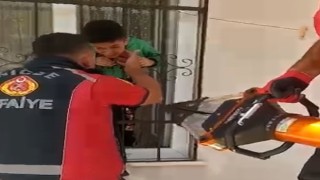 Çocuğun kafası demir parmaklıklara sıkıştı