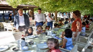 Çocuklar kahvaltıda bir araya gelip eğlendi